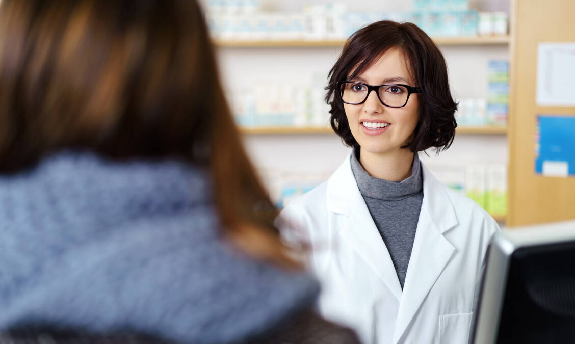 Apothekenteams können ihre Kunden auf vielen Wegen für das Thema Alkohol sensibilisieren. Damit tragen sie zur Früherkennung und Prävention bei. / © Adobe Stock/contrastwerkstatt