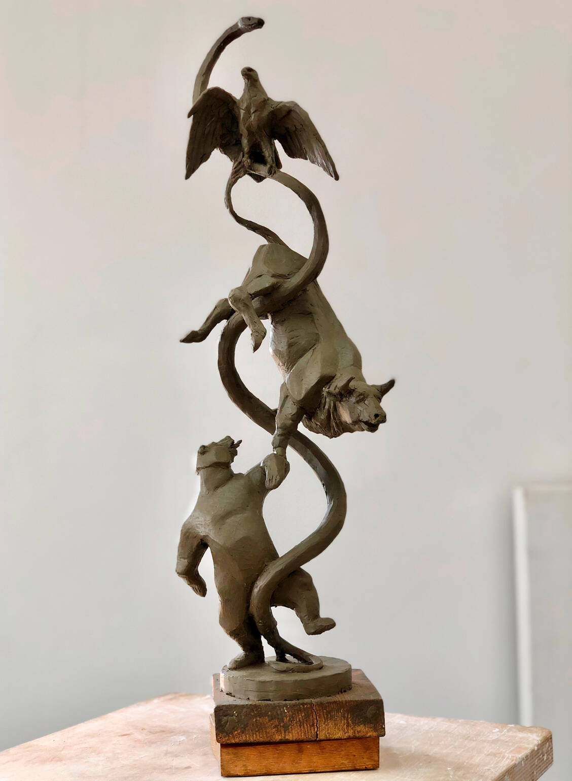 Der »Äskulapstab« als Modell. Fertig gegossen erstrahlt die Skulptur  in Bronze, Aluminium oder ganz edel mit leichter Goldauflage. / Foto: Foto: Kristin Kolb/Peter Kordes
