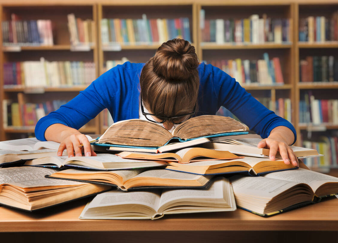 Zu viel Stoff in zu wenig Zeit: Diesen Gedanken kennen Pharmaziestudierende nur allzu gut. Deshalb fordert der BPhD eine Verlängerung der Studienzeit.  / Foto: Adobe Stock / Inara Prusakova