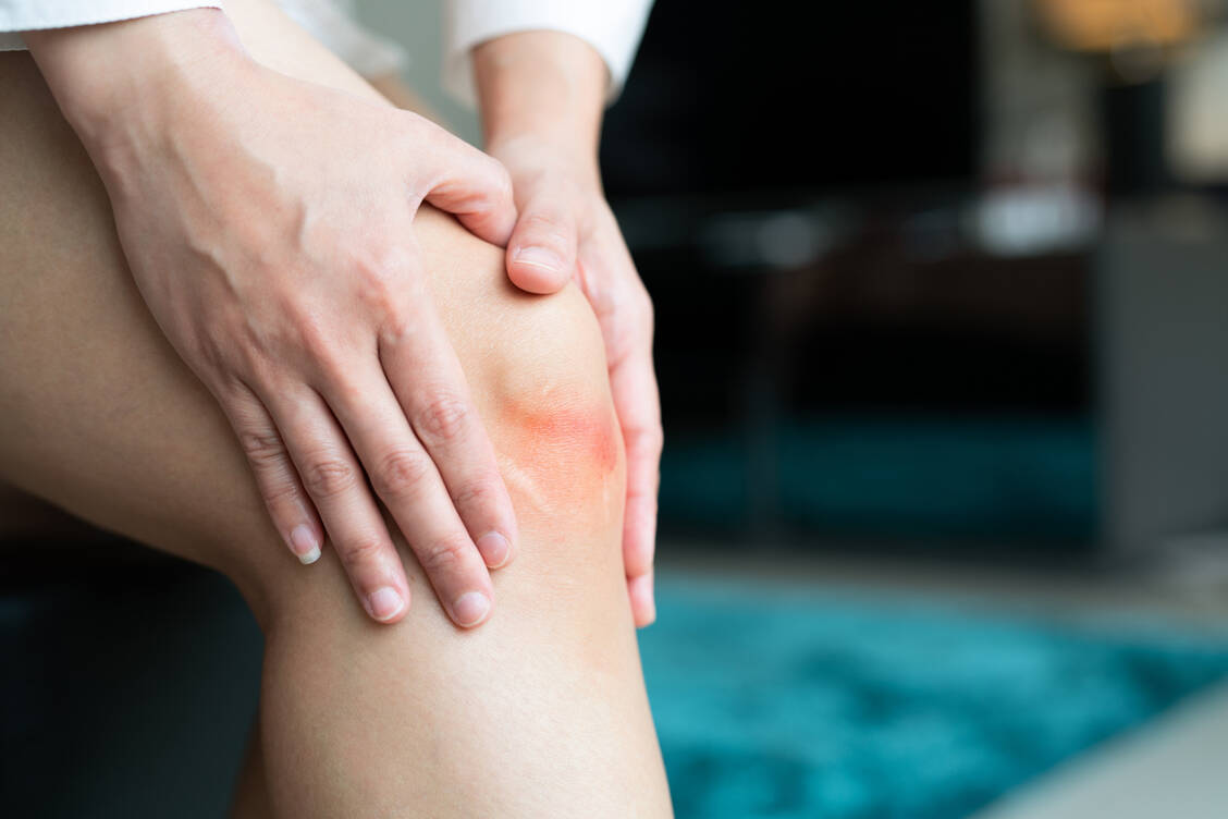 Wegen der Corona-Pandemie haben Patienten teilweise länger auf einen Termin für eine Operation zum Gelenkersatz bei Arthrose warten müssen. / Foto: Getty Images/Ponchai Soda/EyeEm