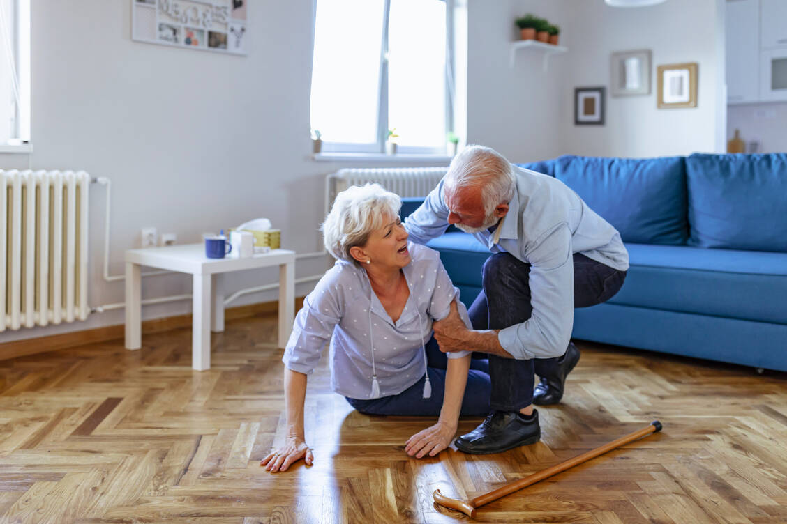 Gerade bei ohnehin sturzgefährdeten Seniorinnen und Senioren sollte besonderes Augenmerk auf potenziell inadäquate Medikamente für Ältere gelegt werden. / Foto: Getty Images/RealPeopleGroup