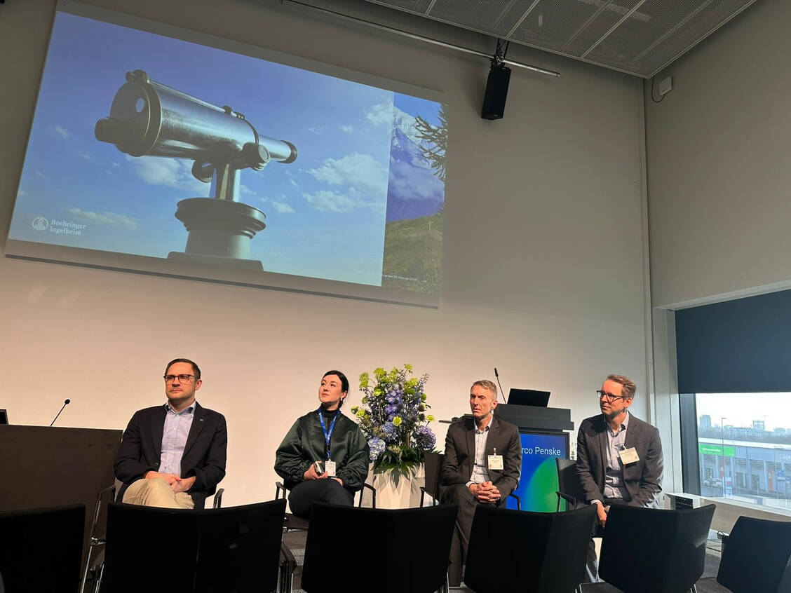 v.l.n.r. Benedikt Westphalen, Paula Piechotta, Marco Penske und Arne Bartol sprechen über die deutsche und europäische Pharmabranche. / © PZ / Paulina Kamm