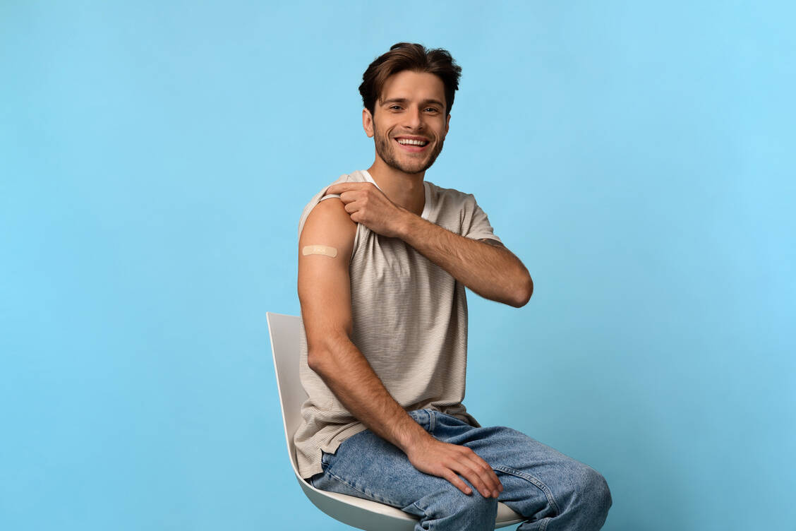 Optimismus hilft: Die Angst vor Nebenwirkungen hält viele Menschen davon ab, sich impfen zu lassen. Eine positive Haltung kann viel verändern. / © Adobe Stock/Prostock-studio