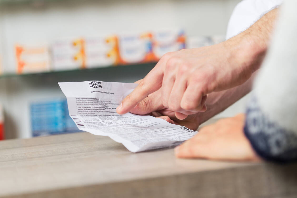 Bundesgesundheitsministerin Nina Warken will den Beipackzettel digitalisieren. / © Adobe Stock/benjaminnolte