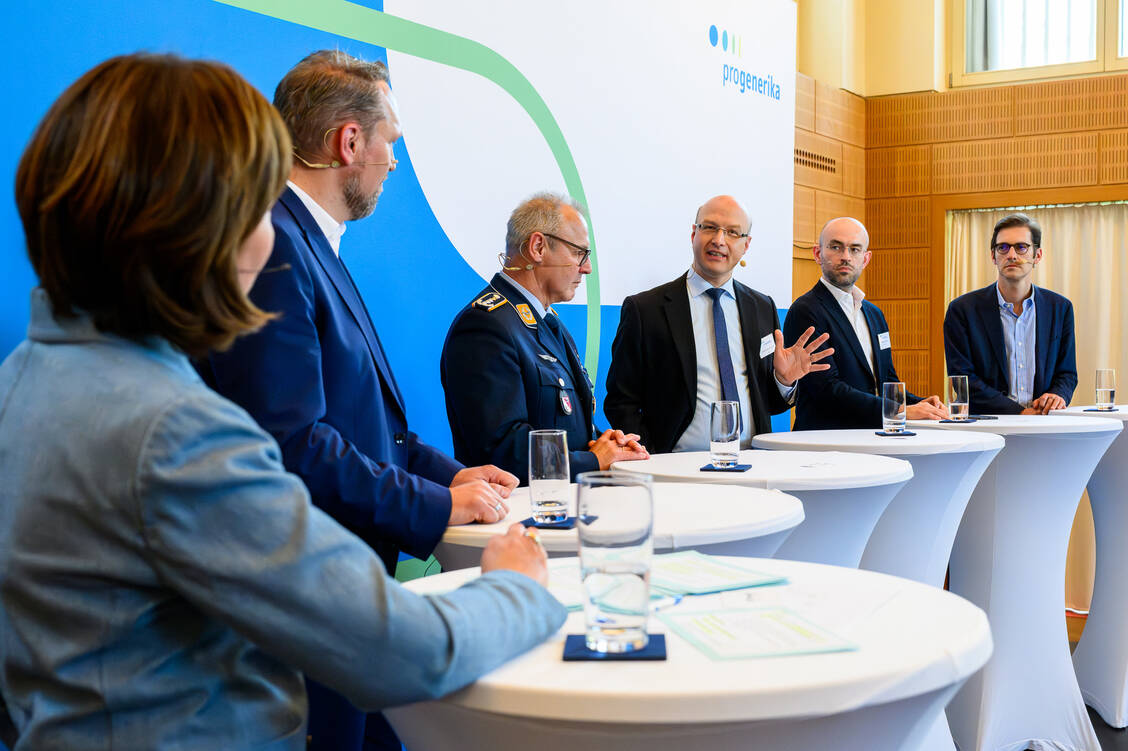 (v.l.n.r.) An der Podiumsdiskussion von Pro Generika nahmen Andreas Burkhardt (Pro Generika), Oberstapotheker Bernd Klaubert (leitender Apotheker der Bundeswehr), Heiko Rottmann-Großner (Bundesgesundheitsministerium), Markus Felgenhauer (Qyobo) sowie Stephan Pilsinger (CSU) teil. / © Svea Pietschmann/ Pro Generika