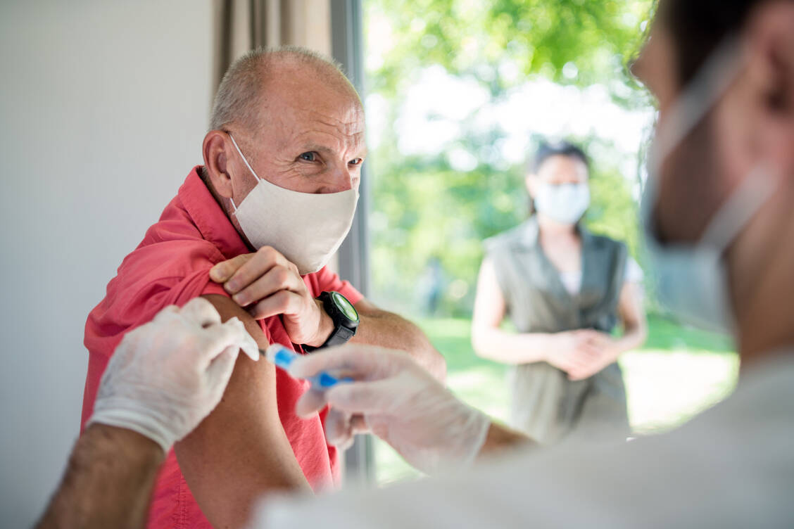 Bestimmte Personengruppen wie Immunsupprimierte und Hochaltrige sollen ab Herbst eine dritte Dosis eines Coronaimpfstoffs erhalten.  / Foto: Getty Images/Halfpoint Images