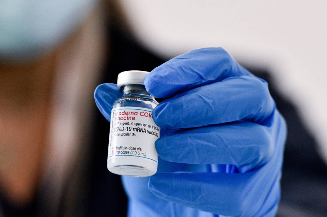 Eine dritte Dosis des mRNA-Impfstoffs Spikevax von Moderna kann die Antikörpertiter stark anheben.  / Foto: Imago Images/ANE Edition