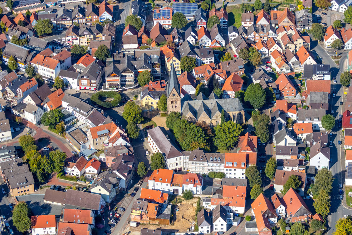 Das nordrhein-westfälische Steinheim stellt seit einigen Jahren sogenannte Gemeinwohlbilanzen auf – auf Anregung des Apothekers Albrecht Binder. Nachdem Steinheim, Brakel und Willebadessen im Kreis Höxter bilanzieren, will nun beispielsweise auch die Stadt Münster dieser Idee nachgehen.  / Foto: Imago Images/Hans Blossey