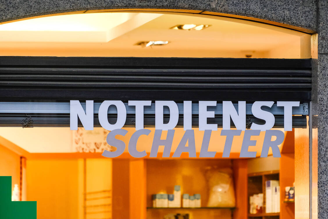 Mit dem Apothekenversorgung-Weiterentwicklungsgesetz (ApoVWG) werden Teilnotdienste eingeführt. Wann die Regelung in Kraft tritt, ist aktuell unklar. / © Imago/Michael Gstettenbauer
