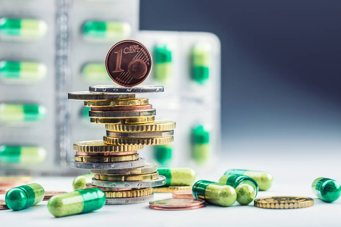 Die französische Regierung will die Ausgaben der Krankenversicherung senken – auch durch niedrigere Preise für ausgewählte Generika. / © Adobe Stock/weyo