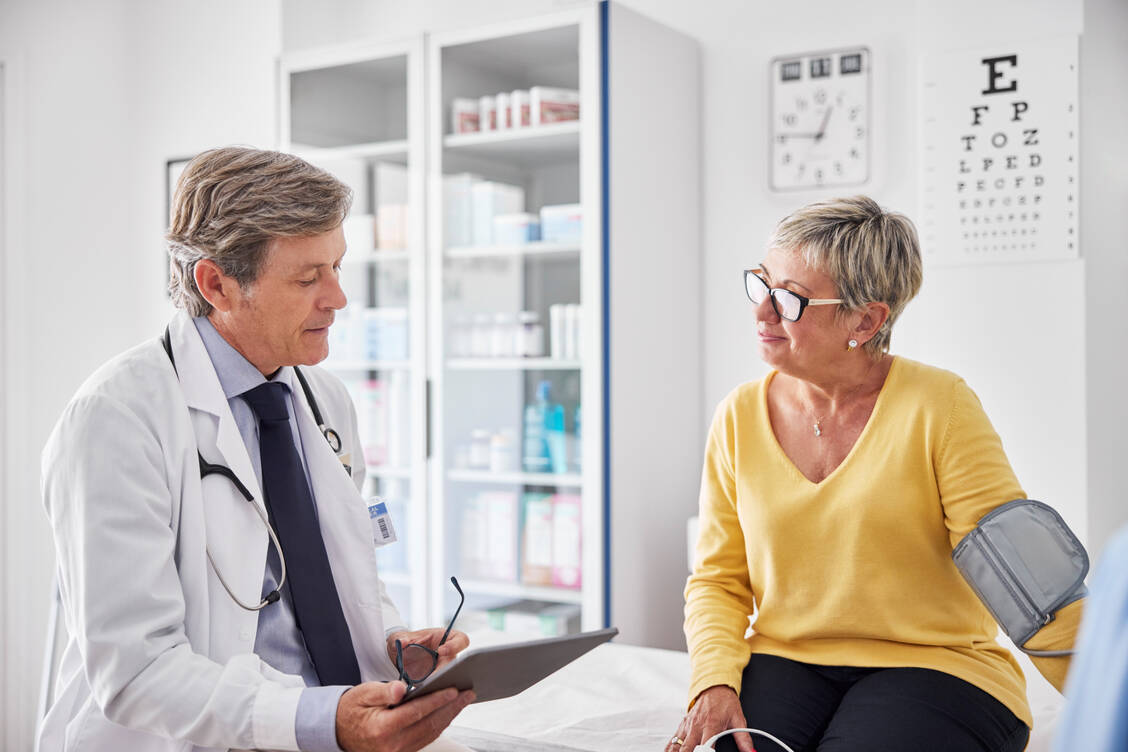 Neben einer guten Kommunikation mit dem Arzt entscheidet vor allem der potenzielle Nutzen darüber, ob Patienten eine Therapie umsetzen. / © Getty Images/Morsa Images