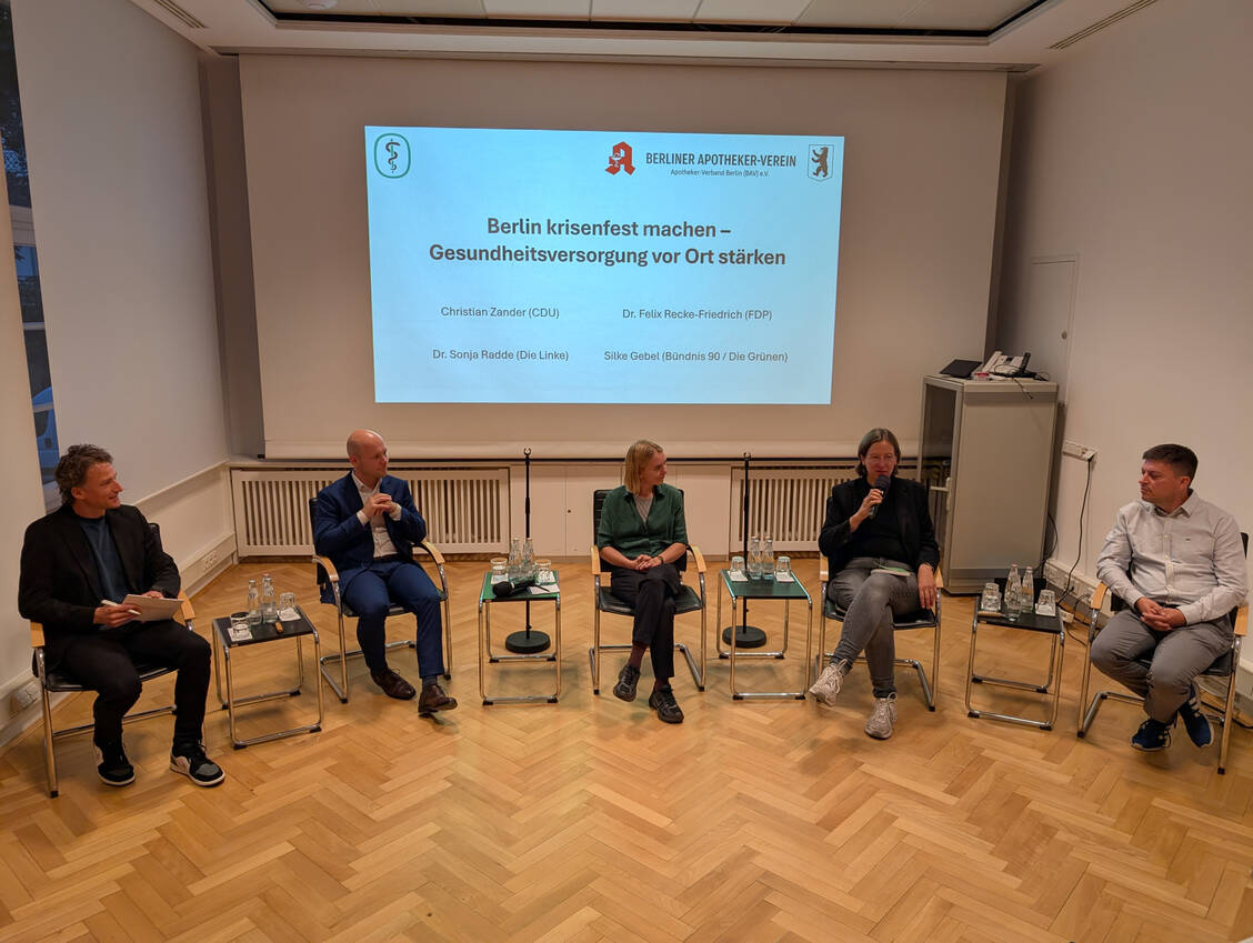 Alexander Müller, Felix Recke-Friedrich, Sonja Radde, Silke Gebel und Christian Zander (v. l. n. r.) sprachen über die Berliner Gesundheitspolitik. / © PZ/Brockfeld