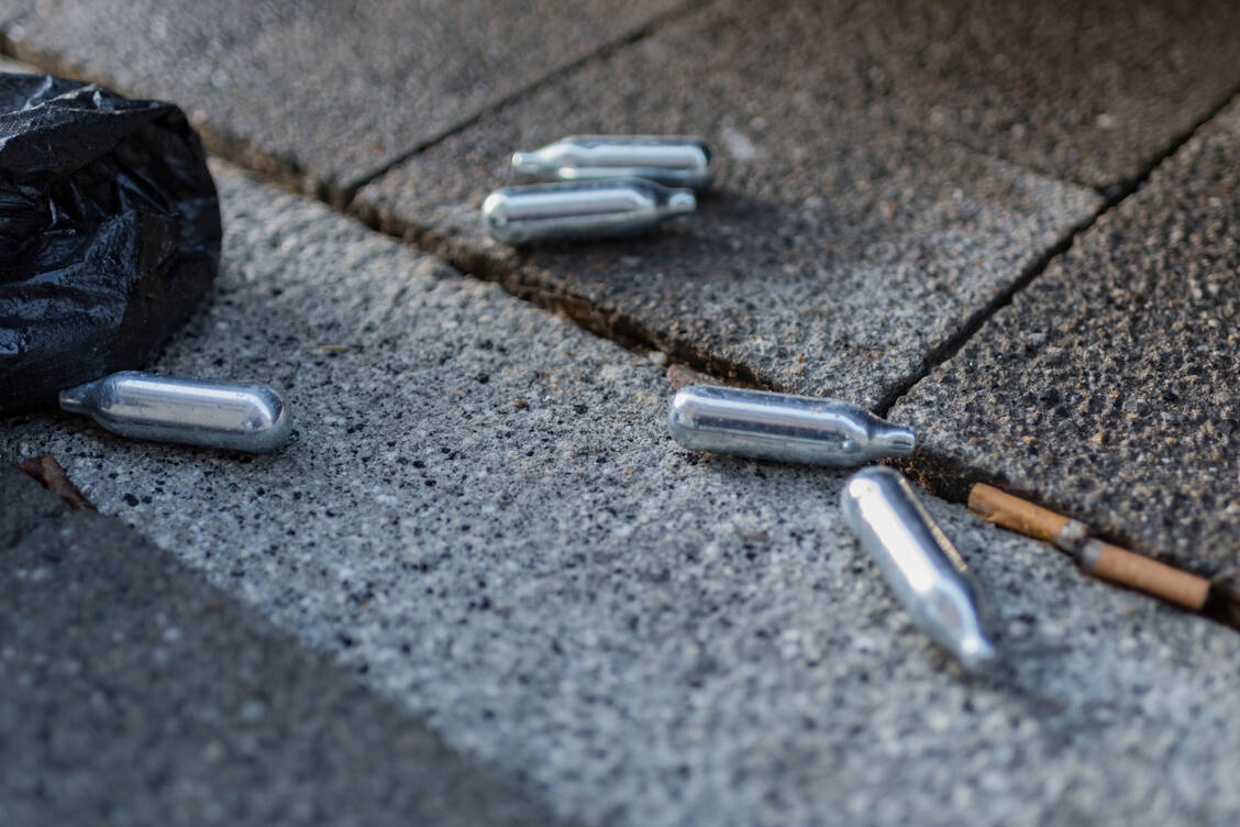 Lachgas-Kartuschen werden teilweise bereits von Kiosken angeboten und beim »Cornern« ganz legal angewendet. / Foto: Getty Images/Malcolm P Chapman