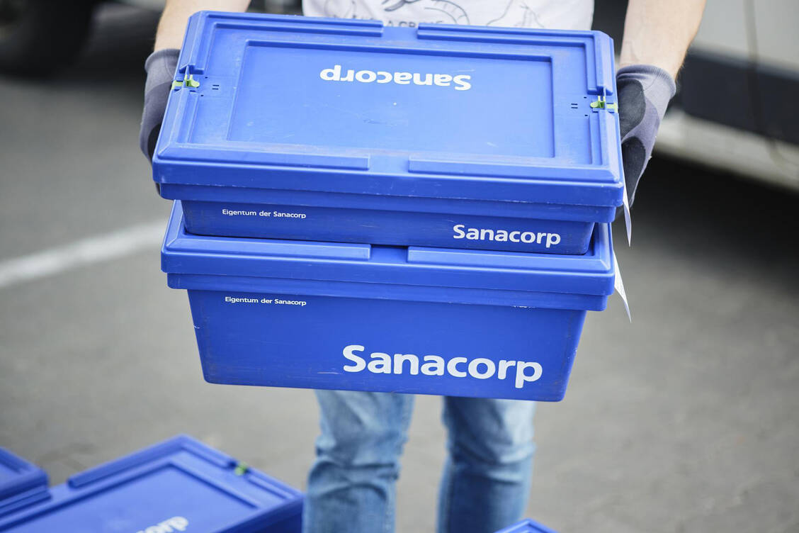 Der Pharmagroßhändler Sanacorp legt die gestiegenen Treibstoffkosten ab August anteilig pro Lieferung auf die Apothekenkunden um. / Foto: Sanacorp Pharmahandel
