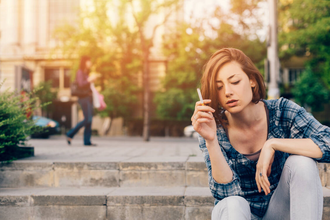 Rauchern, die bereits als Teenager angefangen haben, fällt es später besonders schwer, wieder aufzuhören. Das ist schlecht, denn eine aktuelle Studie zeigt, dass Rauchen das Risiko für verschiedene psychische Erkrankungen stark erhöht. / Foto: Getty Images/Martin Dimitrov