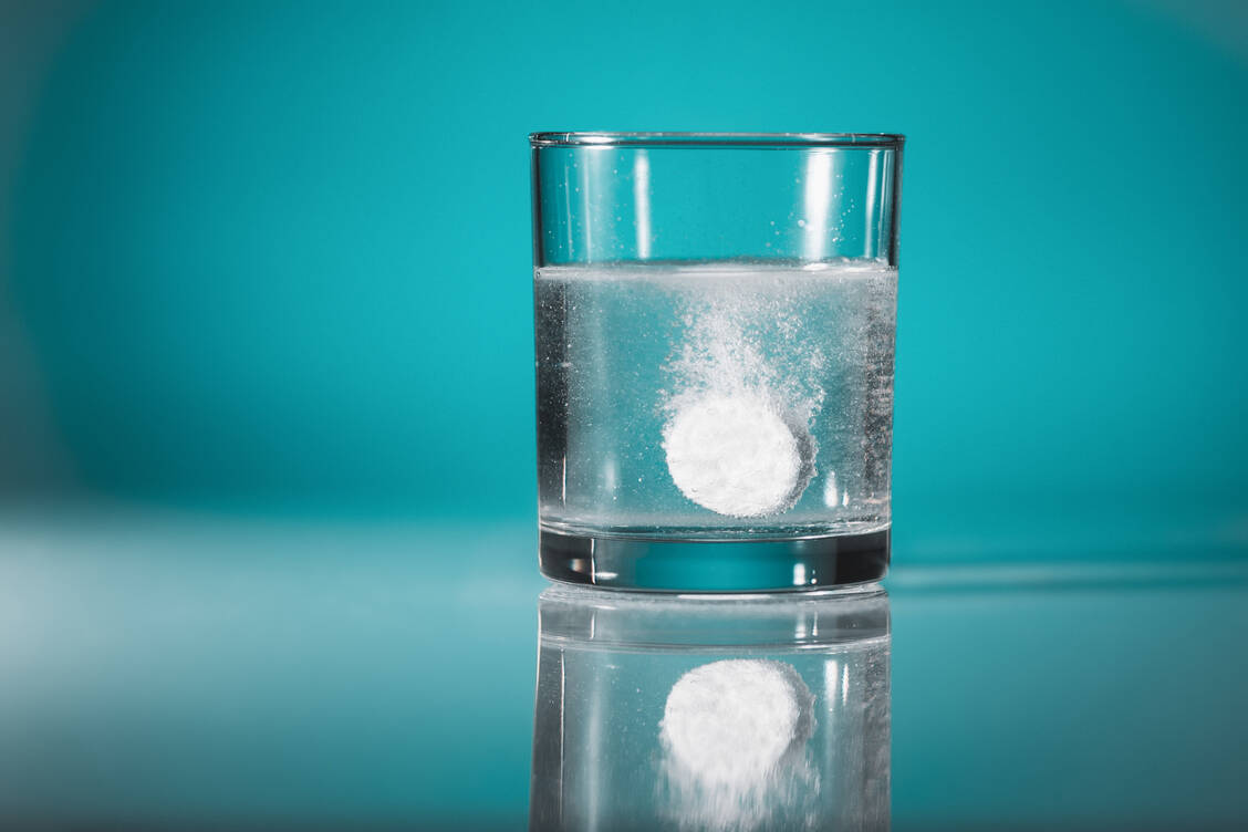 In Deutschland ist Acetylcystein in Form von Brausetabletten ein sehr beliebtes OTC-Mittel bei Husten. In anderen Ländern spielt der Wirkstoff in dieser Indikation nur eine untergeordnete Rolle. / Foto: Adobe Stock/Serhii Moiseiev