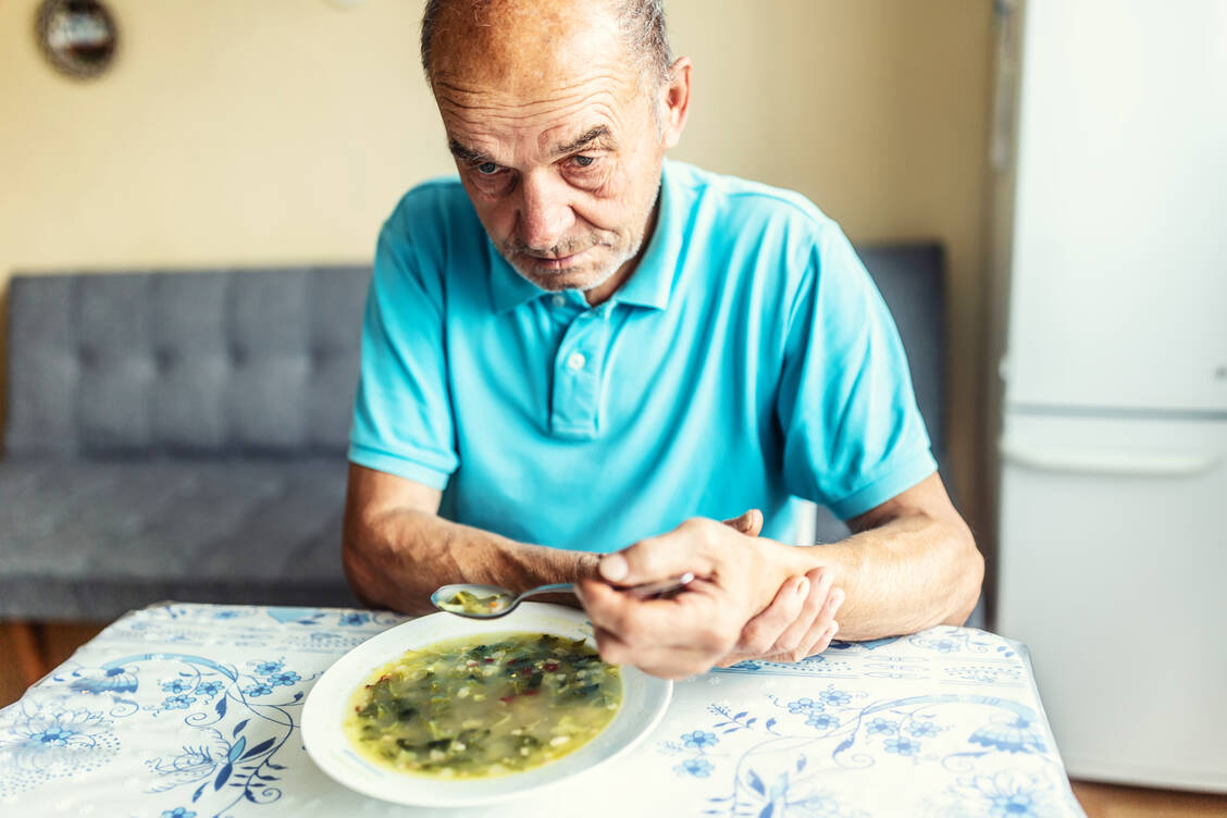 Ein Tremor wie bei Morbus Parkinson kann alle Alltagsaktivitäten erschweren und die Lebensqualität massiv belasten. Dies gilt auch für viele andere Tremorformen. / © Getty Images/SimpleImages