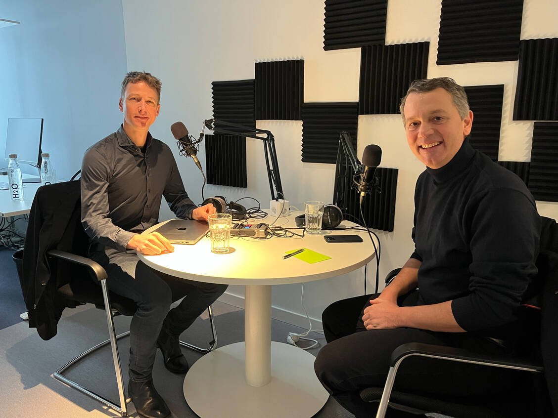 Im Gespräch mit PZ-Chefredakteur Alexander Müller (links im Bild) spricht dm-Chef Christoph Werner (rechts) über die Pläne der Drogeriekette in Sachen OTC-Versand. / © PZ