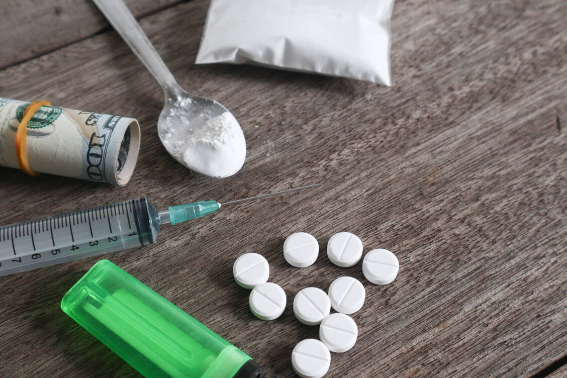 Die wirksame Dosis ist bei den neuen synthetischen Opioiden nicht weit entfernt von der tödlichen Dosis. Gefährlich wird auch Misch- und Beikonsum. / © Getty Images/SPmemory