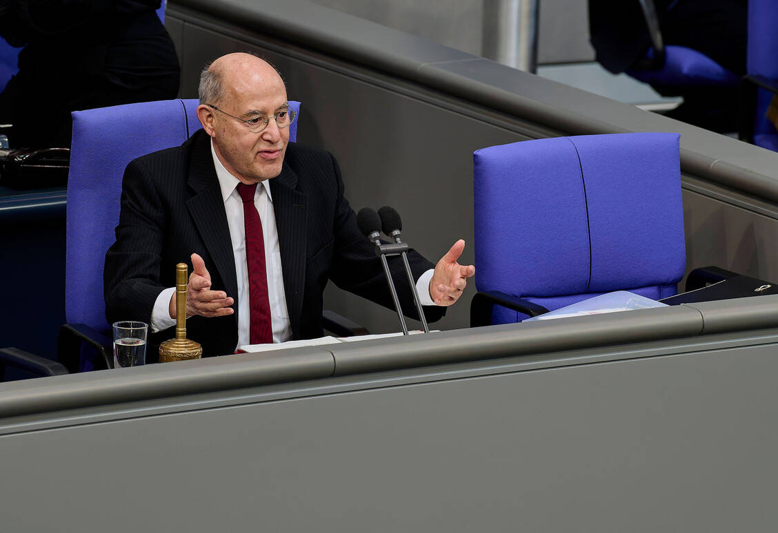 Der Linken-Politiker und Alterspräsident Gysi streifte in seiner Eröffnungsrede viele Themen, am Rande auch die Gesundheit. / © IMAGO/Mike Schmidt