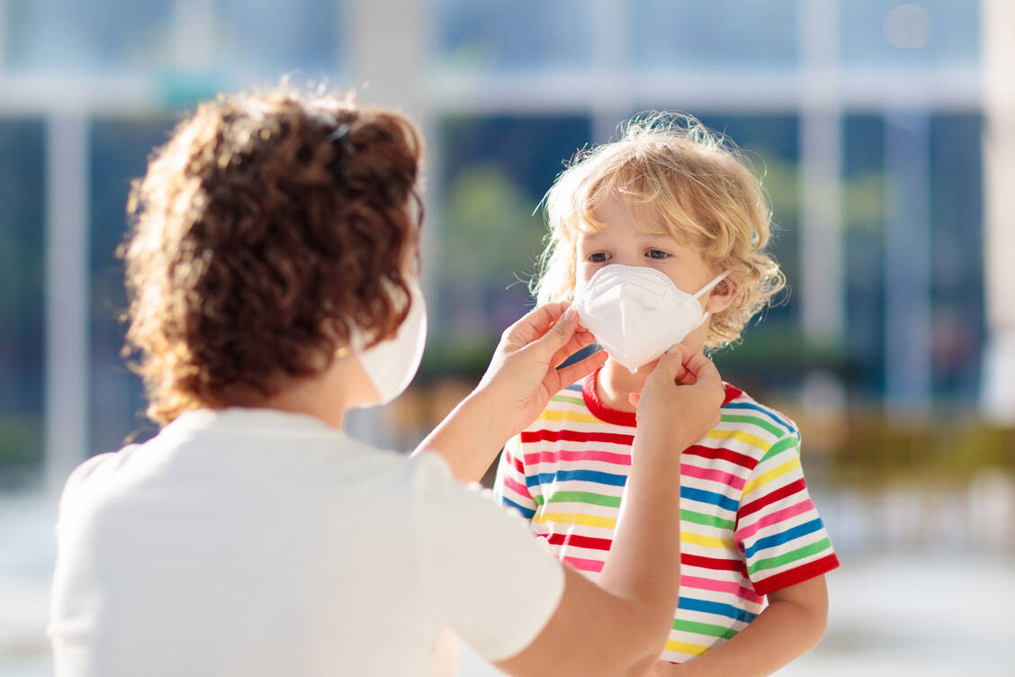 Kindergartenkinder und jüngere können aus Sicht von Pädiatern noch nicht richtig mit Schutzmasken umgehen, auch wenn die Eltern beim Anlegen helfen. / Foto: Getty Images/Family Veldman