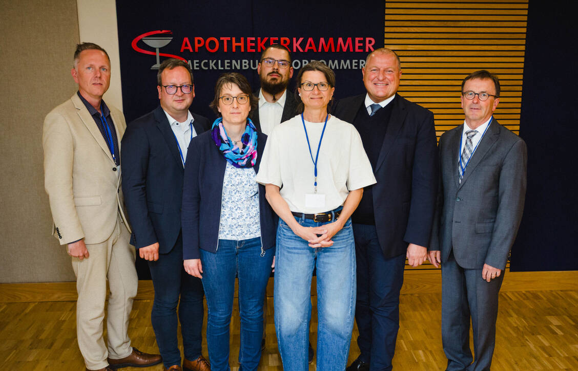 BAK-Präsident Armin Hoffmann (2. von rechts) machte ein Gruppenfoto mit  Matthias Franke (Geschäftsführer), Marco Bubnick (Vizepräsident), Konstanze Jahn-Harnack (Vorstandsmitglied), John Oberland (Vorstandsmitglied), Susanne Paschka (Vorstandsmitglied) und Georg Engel (Präsident). / © AKMV/Anne Jüngling