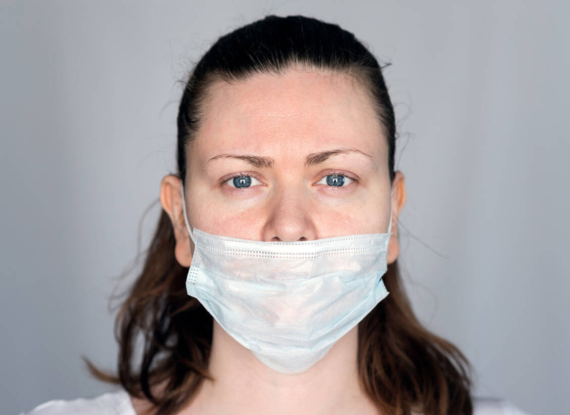 Viele Menschen, die das Maskentragen zum Schutz vor SARS-CoV-2 leid sind, lassen einfach die Nase unbedeckt – und machen die Maske damit quasi wirkungslos. Auch bei der Infektion selbst spielt die Nase eine Schlüsselrolle. / Foto: Adobe Stock/Niccolo