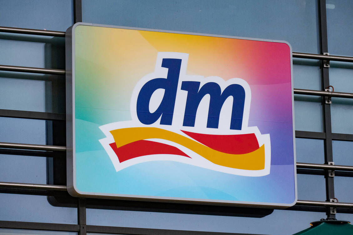 Die Wettbewerbszentrale geht gegen die von dm angebotenen Augenscreenings vor. / © Imago/Michael Gstettenbauer