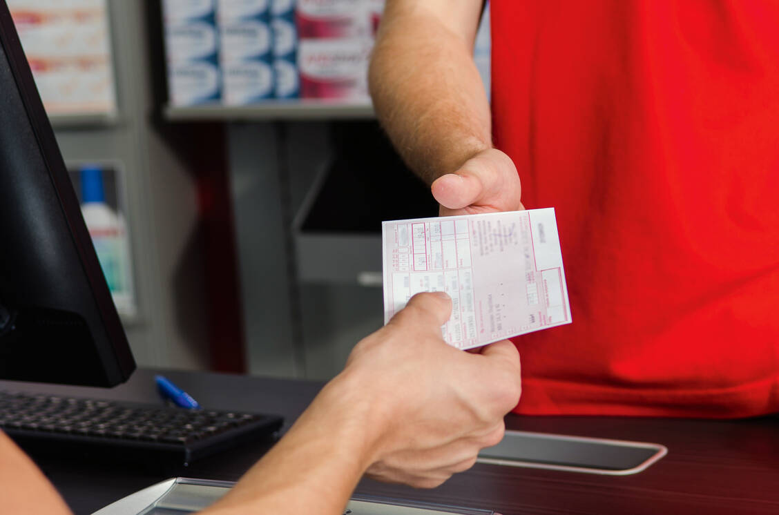 Lichtblicke: Obwohl das Jahr 2021 zunächst nicht so gut gestartet war, zieht das Geschäft in den Apotheken vor Ort wieder an – wenn auch noch sehr verhalten. / Foto: Fotolia/Picture-Factory