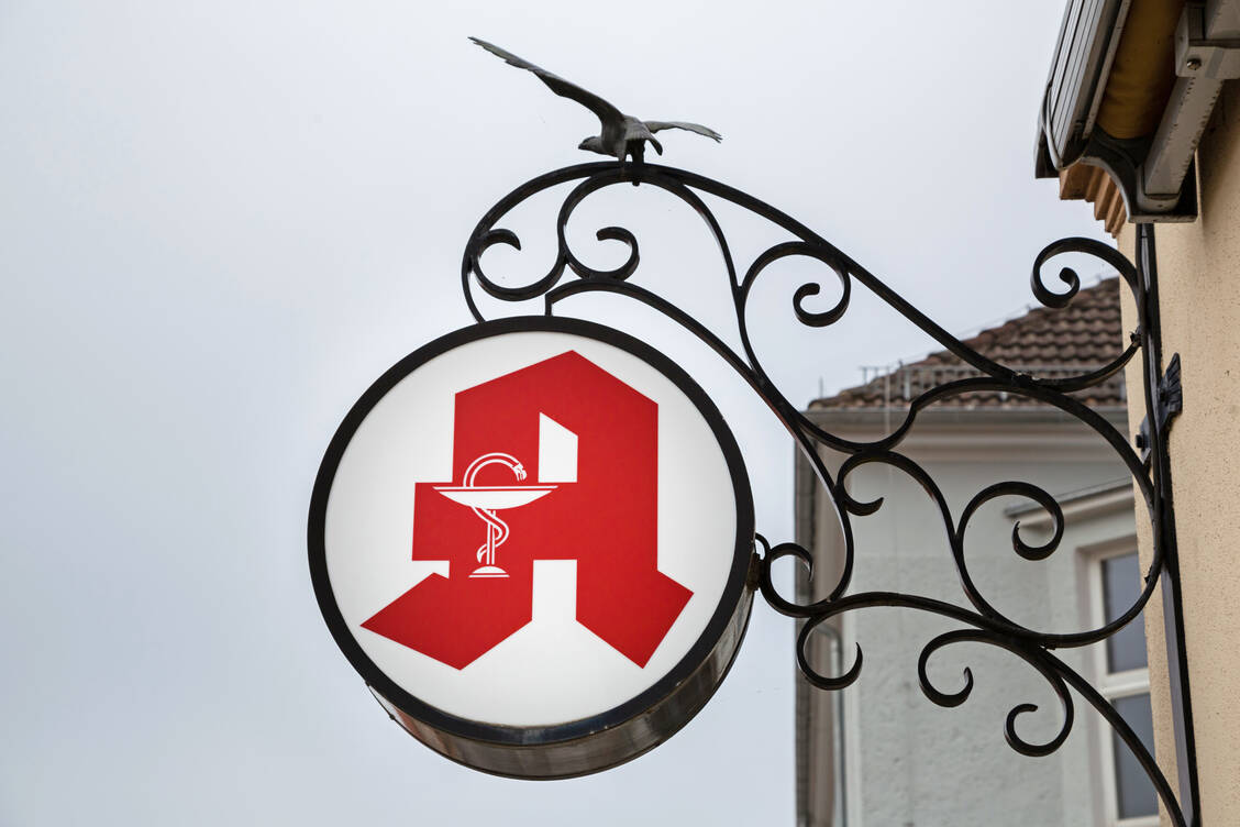Offizin als wirtschaftliche Existenzgrundlage: Apothekeninhaberinnen und -inhaber sollten sich vor existenzgefährdenden Situationen absichern. Dazu gehört auch eine klare rechtliche Regelung für den Fall einer Scheidung. / © Getty Images/Cineberg