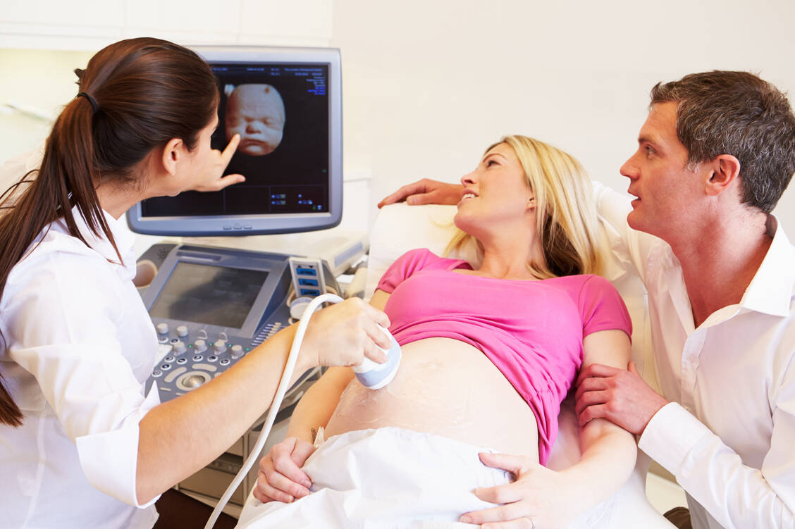 Weder beim sogenannten Baby-Fernsehen (3D-Ultraschall ohne medizinische Indikation) noch bei medizinisch angezeigten Ultraschalluntersuchungen in der Schwangerschaft besteht laut DEGUM ein Risiko für das Baby. / Foto: Shutterstock/Monkey Business