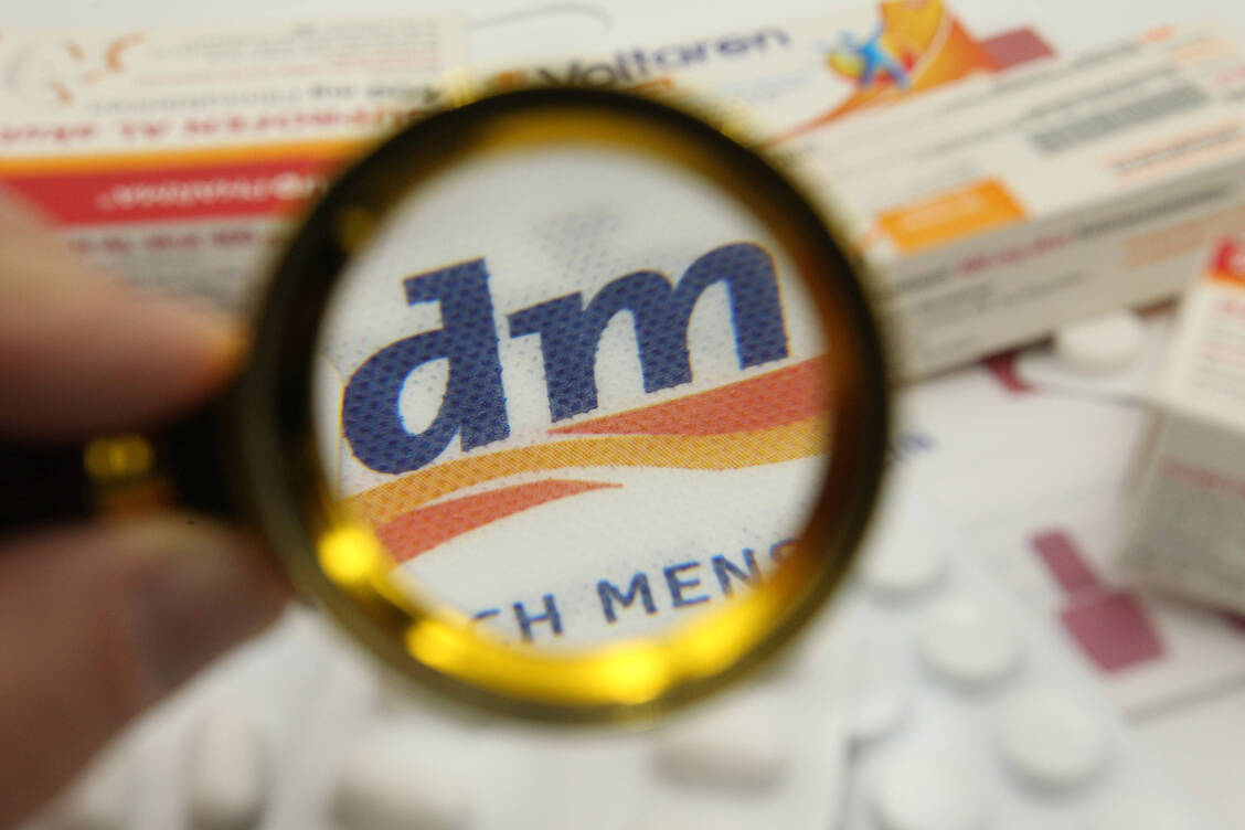 In einer TV-Kampagne bewirbt dm die gemeinsame Bestellung von Drogerieartikeln und OTC-Arzneimitteln / © IMAGO/Hanno Bode