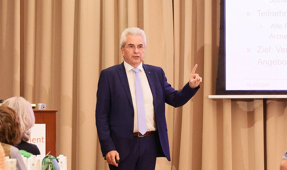 Der DAV-Vorsitzende Hans-Peter Hubmann präsentierte die Probleme, mit denen  Apotheken in unseren Nachbarländern zu kämpfen haben.  / Foto: PZ/Alois Mueller