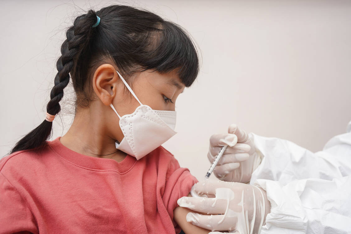 Auch Kinder unter zwölf Jahren können in Deutschland inzwischen gegen Covid-19 geimpft werden. / Foto: Getty Images/Narisara Nami