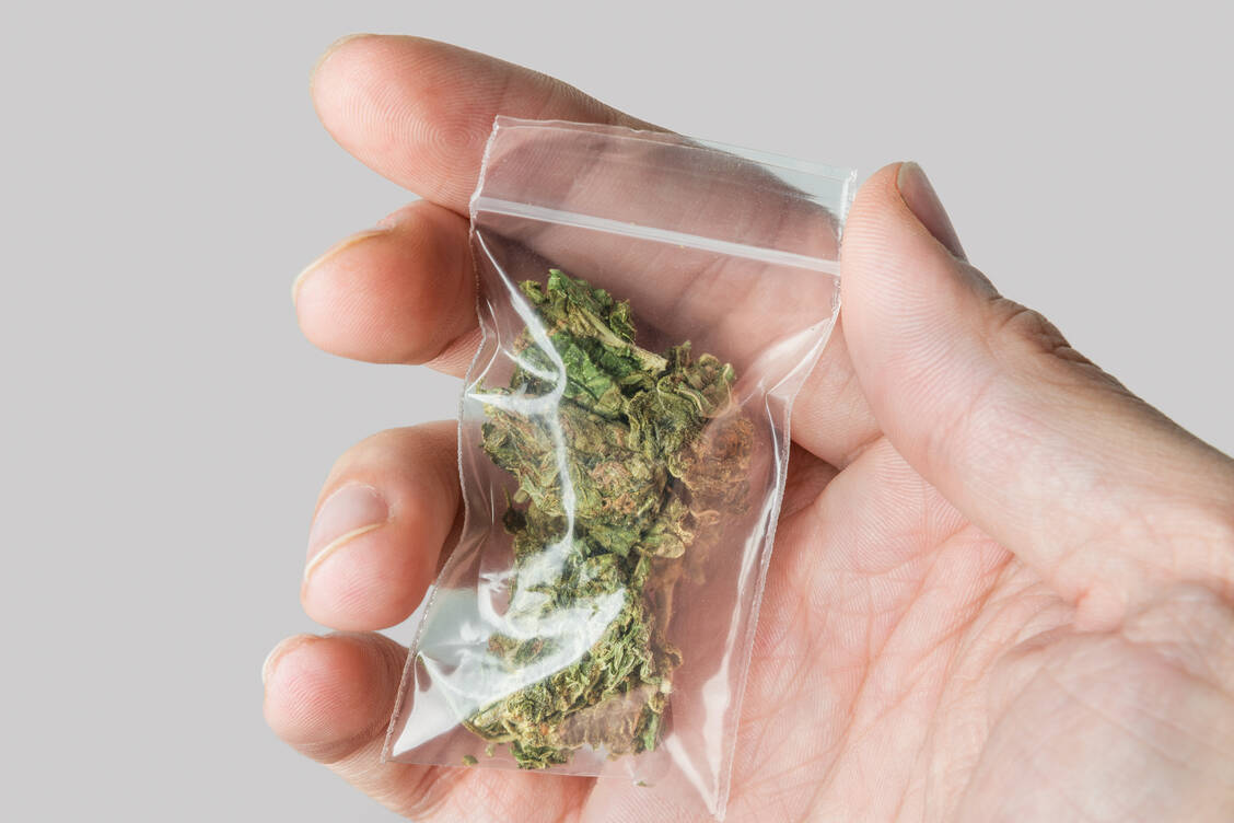 Apotheken in Deutschland können nun Medizinal-Cannabisblüten aus Kanada kaufen. Diese werden in wiederverschließbaren Beuteln geliefert. / Foto: Shutterstock/Maxim Apryatin