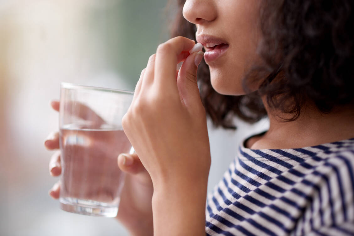 Manchmal ist weniger mehr: Nur eine statt zwei Tabletten einnehmen zu müssen, kann die Adhärenz steigern.  / Foto: Getty Images/Tassii