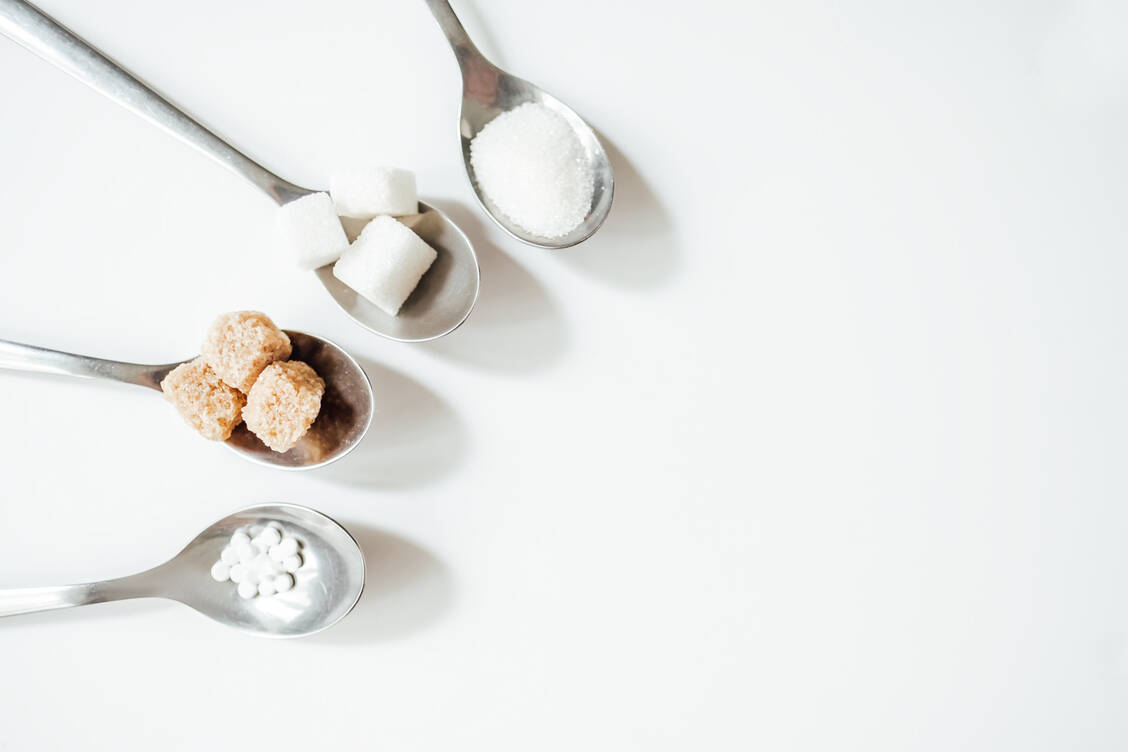 Die WHO empfiehlt, zuckerfreie Süßstoffe nicht als Mittel zur Gewichtskontrolle einzusetzen und generell den Zuckerkonsum zu reduzieren. / Foto: Getty Images/nikkimeel