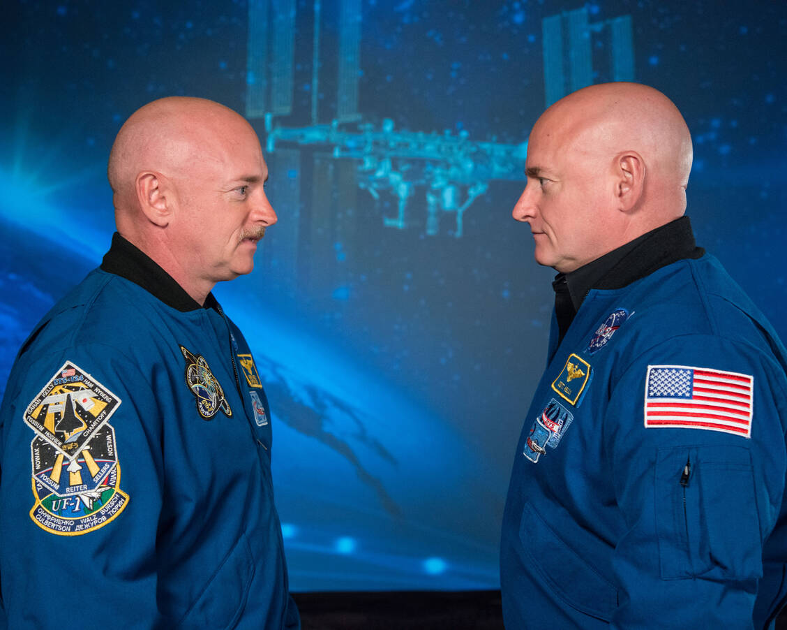Die eineiigen Zwillinge Scott und Mark Kelly waren beide aktive Astronauten, aber unterschiedlich lang im All. Die Auswertung ihrer medizinischen Daten bietet die einmalige Chance auf einen direkten Vergleich der Auswirkungen eines längeren Weltraumaufenthalts. / Foto: NASA