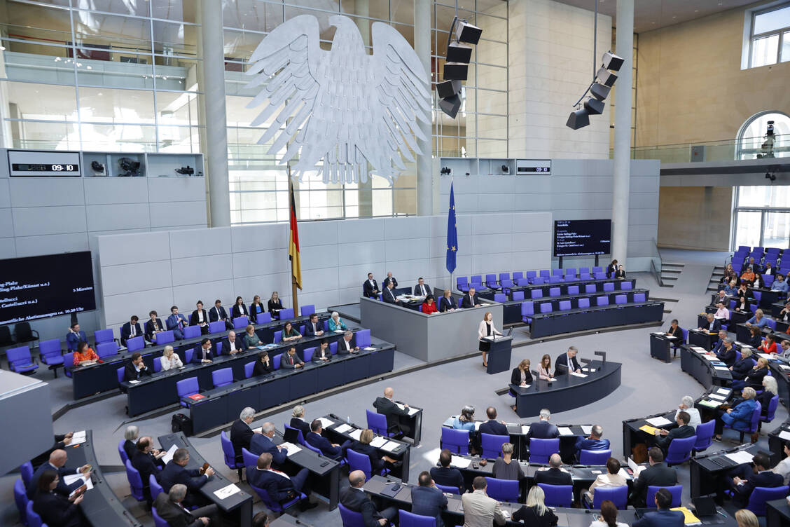 Hintergrund für die Initiativen war ein wegweisendes Urteil des Bundesverfassungsgerichts von 2020, das ein seit 2015 bestehendes Verbot der geschäftsmäßigen Sterbehilfe im Strafgesetzbuch gekippt hatte. / Foto: IMAGO/Metodi Popow