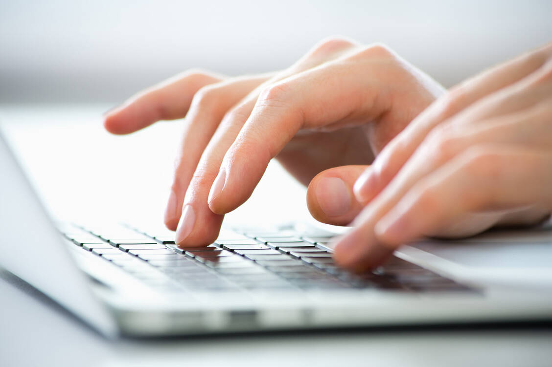 Kurz vor der Anhörung zum GDNG im Gesundheitsausschuss erneuerte die ABDA ihre Ablehnung der geplanten AMTS-Prüfung durch die Kassen. / Foto: Adobe Stock/chagin