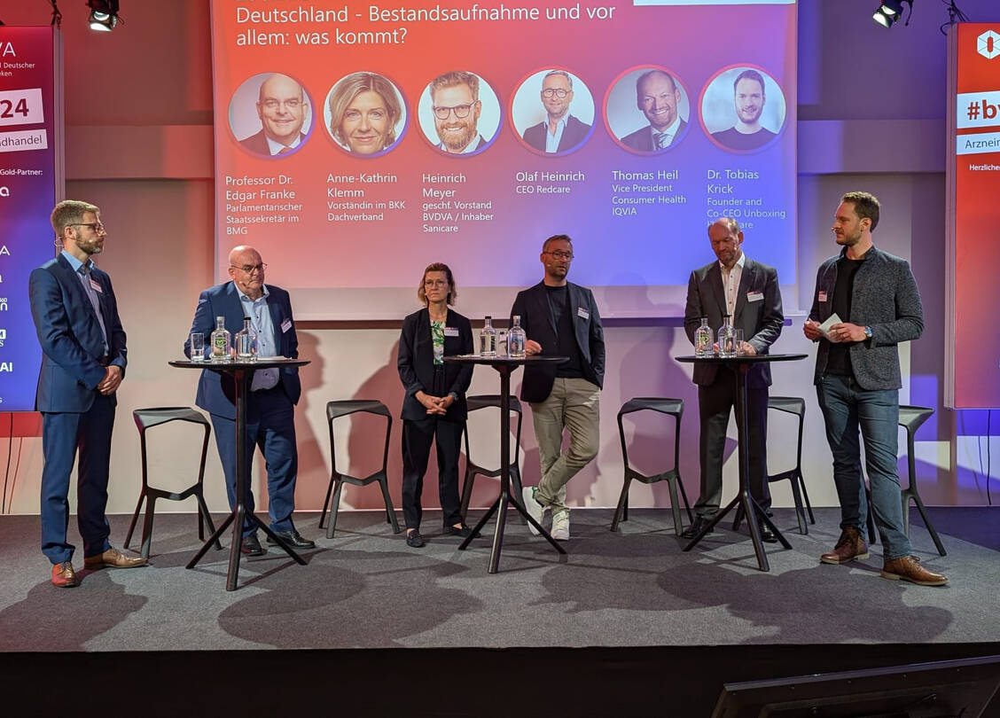 Heinrich Meyer, Edgar Franke, Anne-Kathrin Klemm, Olaf Heinrich, Thomas Heil und Tobias Krick (v.l.n.r.) sprachen über die Vergangenheit und die Zukunft des Arzneimittelversandhandels.  / Foto: PZ/Lukas Brockfeld