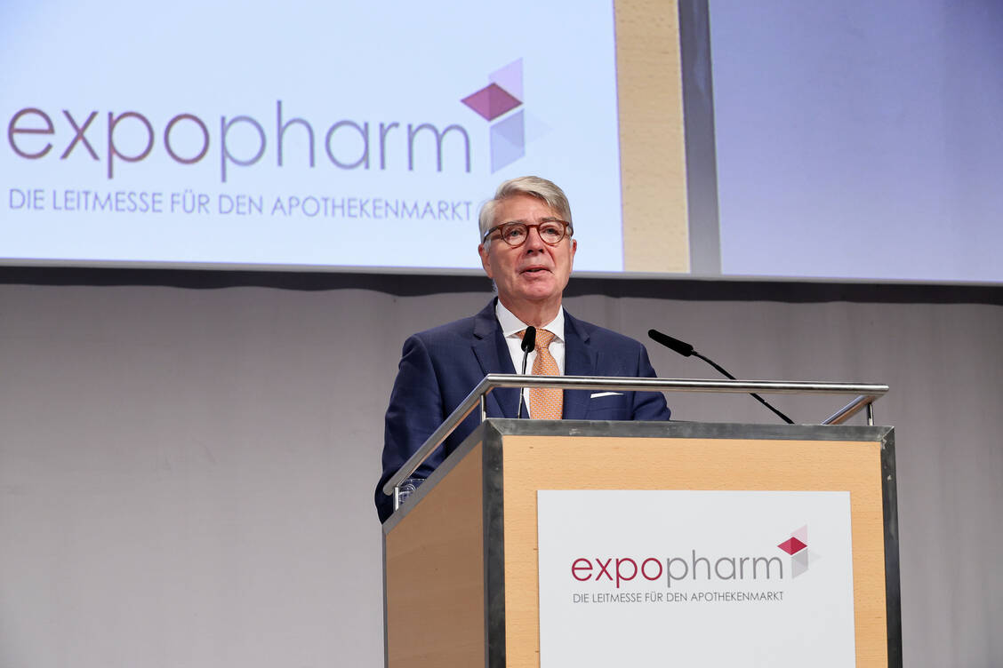 Han Steutel, Präsident  des Verbands der forschenden Pharmaunternehmen, lobte die Apotheken bei seinem Grußwort anlässlich der Expopharm-Eröffnung. / © PZ/Alois Müller