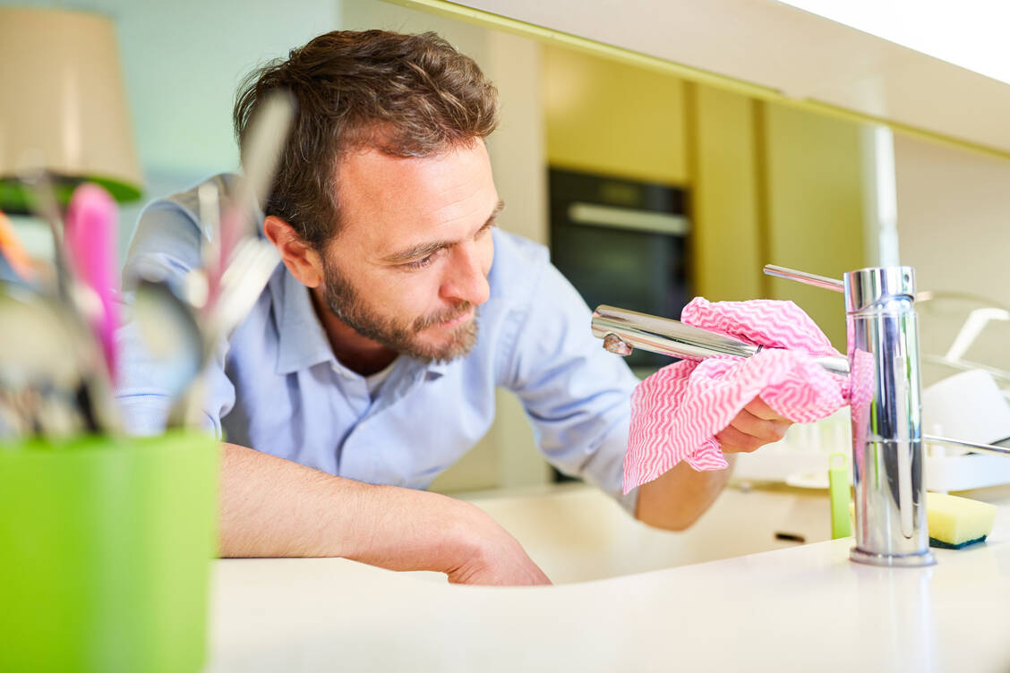 Wenn das Konto weint, freut sich das Bad: Nachgewiesenermaßen schrubben manche Menschen lieber das Klo, als ihr Konto zu checken. / © Adobe Stock/Robert Kneschke