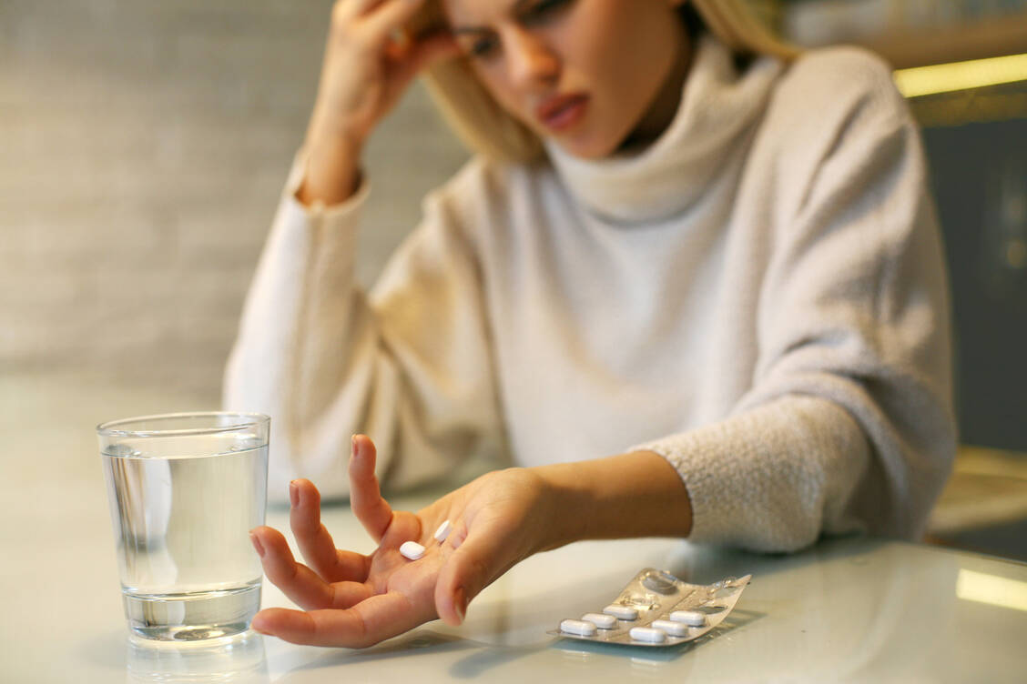 Dexibuprofen soll schneller wirken als herkömmliches Ibuprofen. Die Tabletten sind zudem deutlich kleiner. / © Getty Images/Liderina