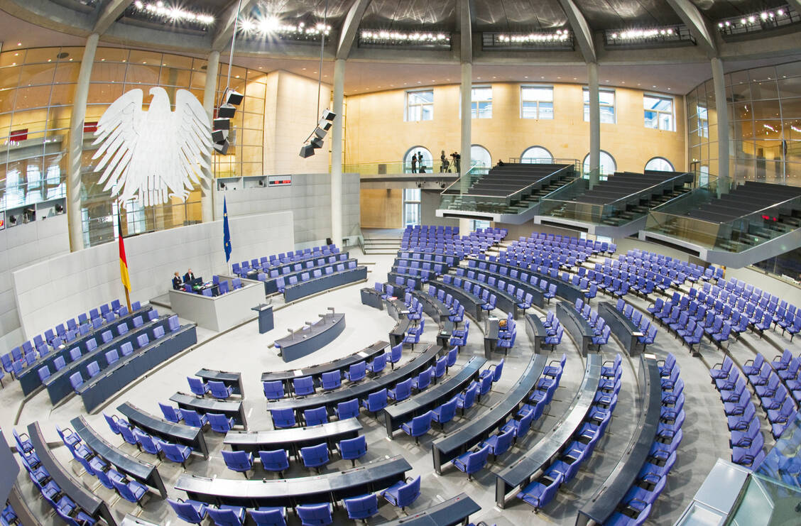 Bundestag in Notbesetzung: Trotz der aktuellen Umstände stimmt der Bundestag in dieser Woche über einige Rettungspakte zum Schutz von Gesundheitswesen und Wirtschaft in der Coronavirus-Krise ab. / Foto: dpa