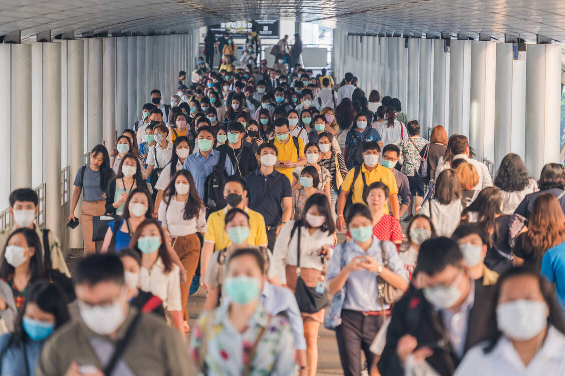 In der Rushhour sind in asiatischen Großstädten sehr viele Menschen unterwegs. Die Rückkehr an den Arbeitsplatz sollte daher wie in Wuhan erst schrittweise erfolgen, um die Ansteckungsgefahr zu reduzieren. / Foto: Getty Images/MR.Cole_Photographer