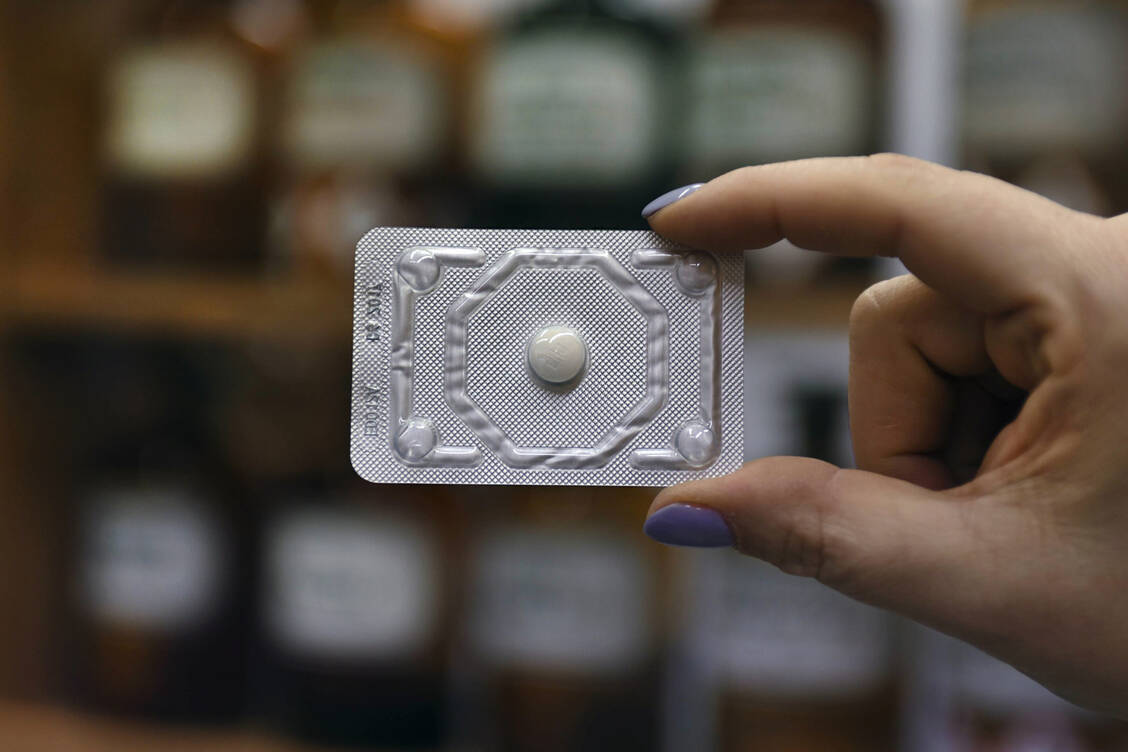 Die Pille danach gibt es in der Apotheke vor Ort und kann rezeptfrei eingelöst werden. Sie soll als Notfallmaßnahme eine ungewollte Schwangerschaft nach ungeschütztem Geschlechtsverkehr verhindern. / Foto: Imago/sepp spiegl