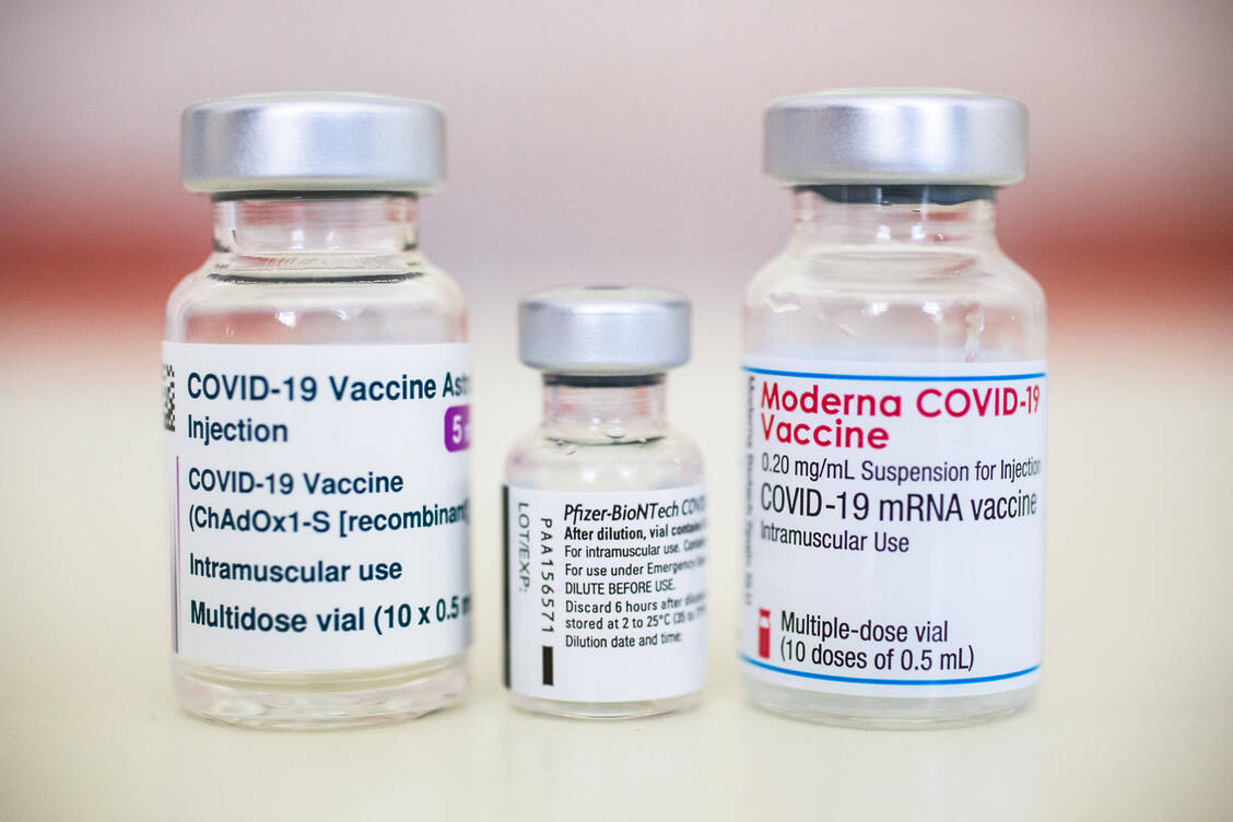 Wie gut lassen sich die verschiedenen Covid-19-Impfstoffe bei der Erst- und Zweitdosis kombinieren? Das untersucht die Com-Cov-Studie nun mit diesen drei Impfstoffen so wie dem Präparat von Novavax. / Foto: imago images/ZUMA Wire
