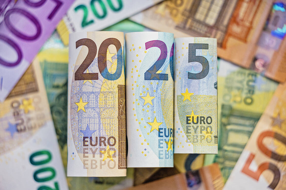 Auf bis zu 15 Milliarden Euro wird die Finanzlücke in der GKV für 2027 geschätzt. / © Martins Rudzitis