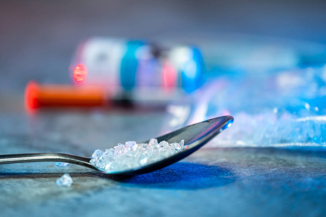 Methamphetamin macht stark abhängig. Das betrifft aktuell schätzungsweise 7,4 Millionen Menschen weltweit. / © Getty Images/D-Keine